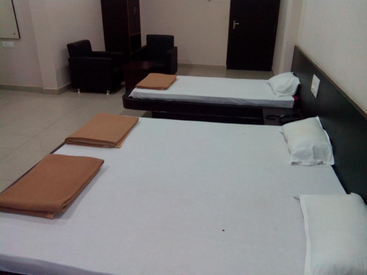 Hotel Bhammars Balangir Esterno foto