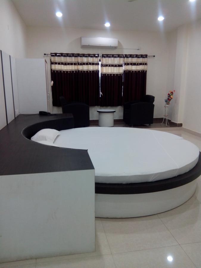 Hotel Bhammars Balangir Esterno foto